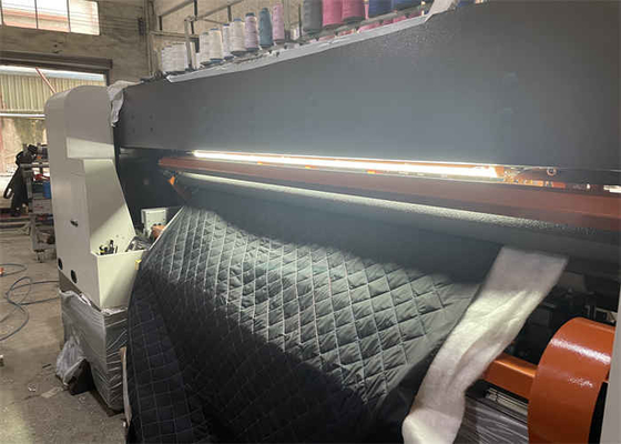 Ενδύματα 1600MM αυτοματοποιημένη να γεμίσει βελονιά κλειδαριών βελόνων μηχανών πολυ
